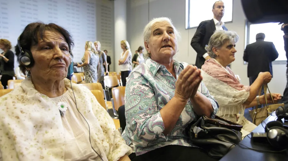 Kdo se v době srebrenického masakru narodil, již je dospělý. O odpovědnosti za Srebrenici rozhodoval soud 19 let poté