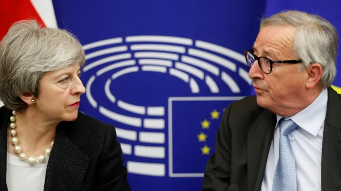 Theresa Mayová a Jean-Claude Juncker po jednání ve Štrasburku