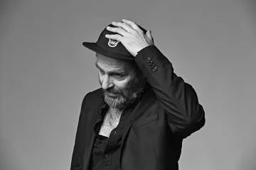 Recenze: Do tmy je daleko. David Pomahač hledá v osobní sólovce světlo