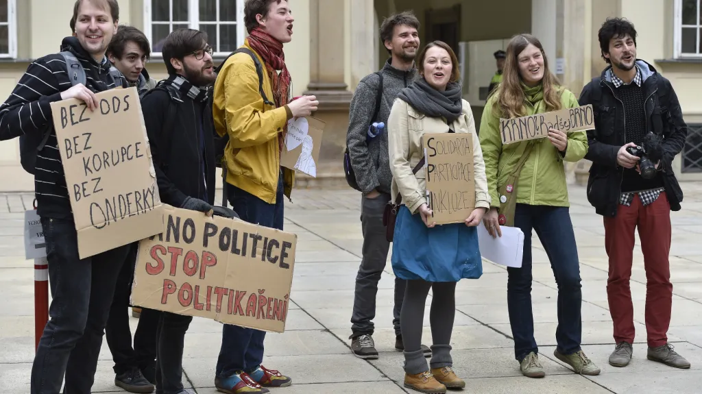 Asi dvě desítky lidí demonstrovaly na brněnské  radnici za zachování koalice
