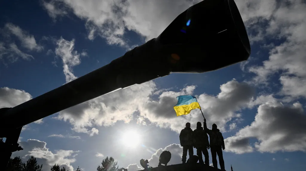 Ukrajinští vojáci v britském tréninkovém táboře u tanků Challenger 2