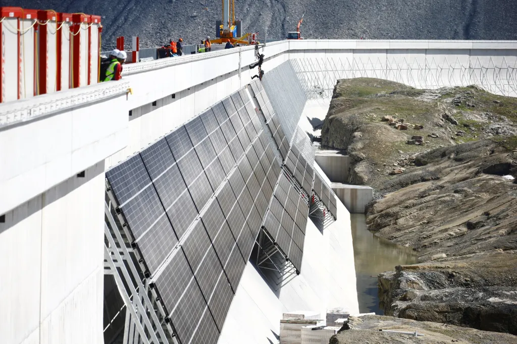 Výstavba nejvýše položené solární elektrárny v Evropě u vodní nádrže Muttse ve švýcarských Alpách