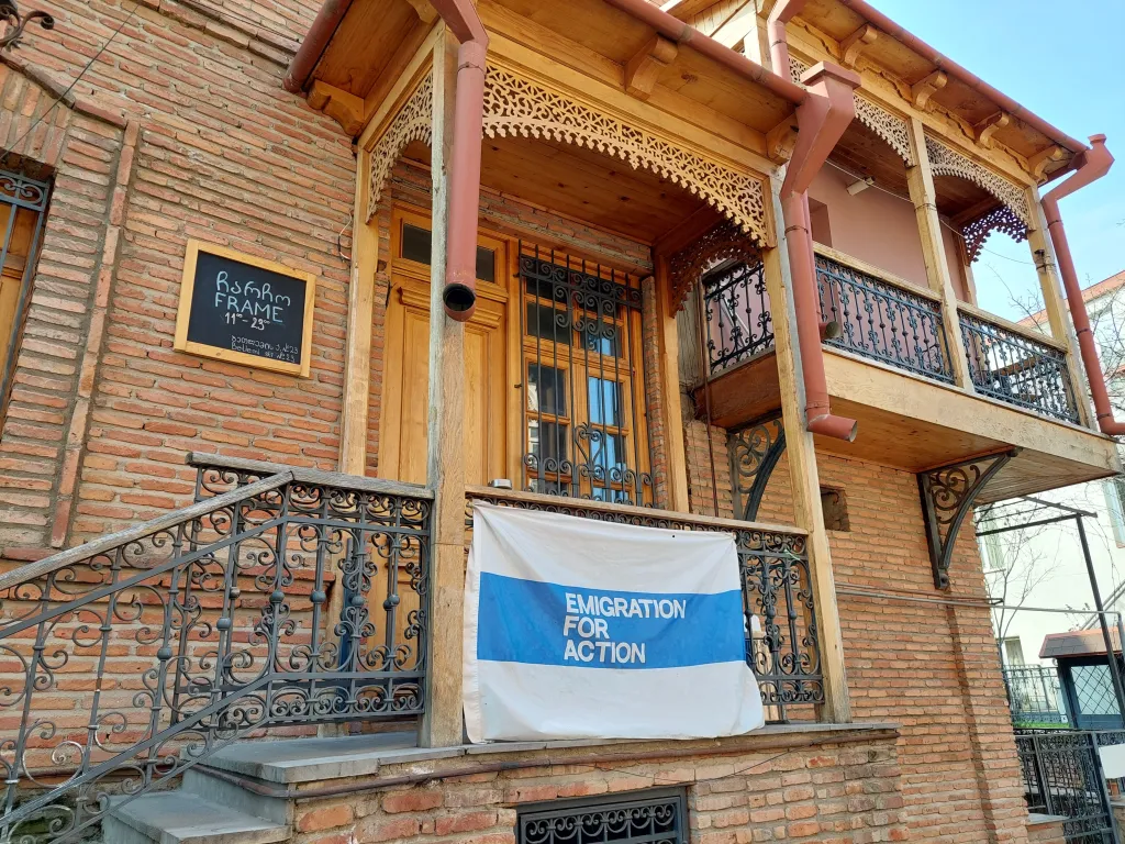 Vlajka ruské opozice s názvem organizace bojující proti invazi