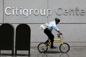 Přední investiční banky vykázaly největší pokles příjmů od dob finanční krize