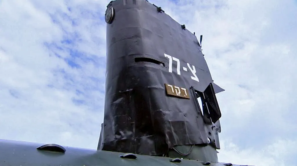 Vystavená část věže z vraku ponorky Dakar