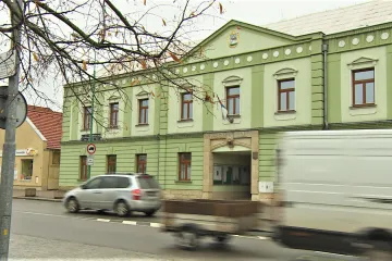 Hradecká stavební firma se ocitla bez jednatele. Některé práce stojí, kvůli dotacím je přitom tlačí čas