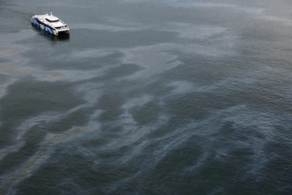 Pohled na ropnou skvrnu na vodě u ostrova Sentosa