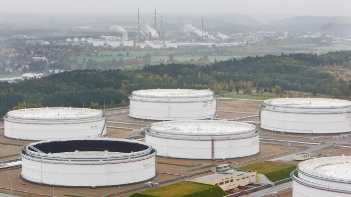 Obří nádrže u Kralup nad Vltavou drží strategické zásoby ropy až na sto dní