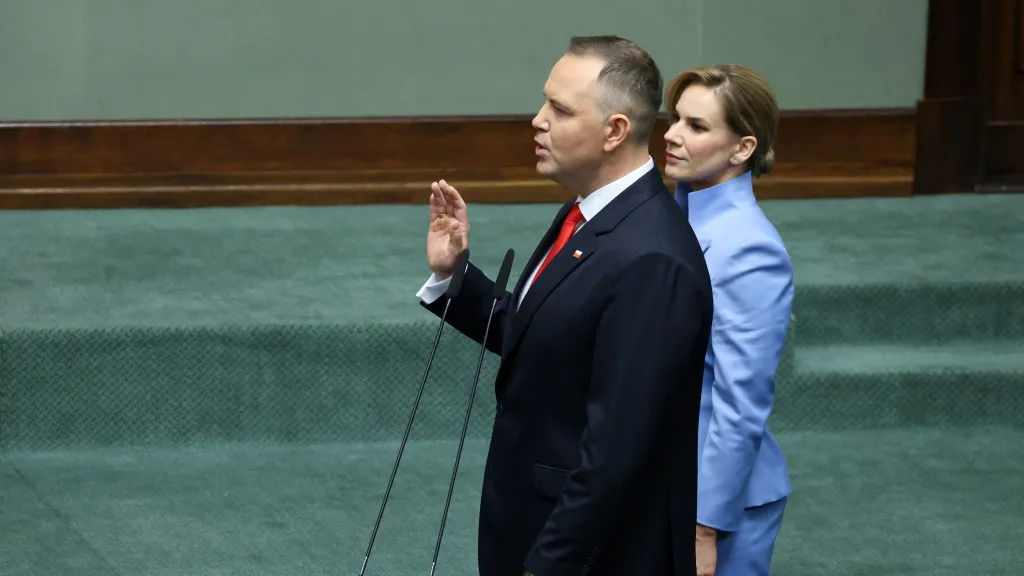 Nový polský prezident Karol Nawrocki při skládání přísahy