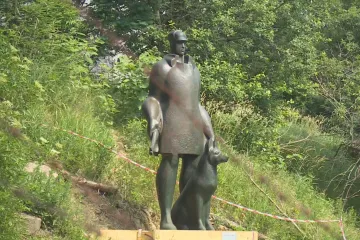 Opětovné vystavení sochy pohraničníka z Domažlic budí emoce