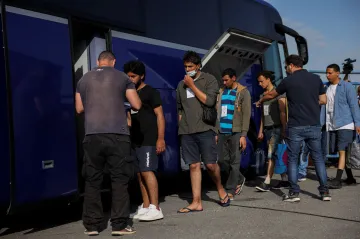 Řecké úřady omezují pohyb přeživších po ztroskotání lodi s migranty