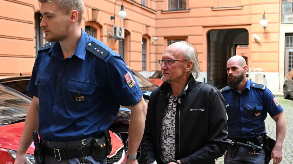 Pavel Vorlický při příchodu k soudu