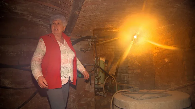 Jana Kohoutová u studny, jejíž vodu nesmí používat.