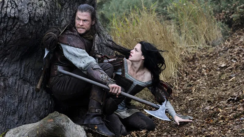 Sněhurka a lovec / Chris Hemsworth, Kristen Stewartová