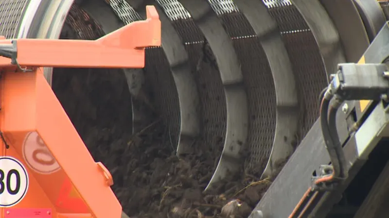 Zpracování kompostu v kompostárně