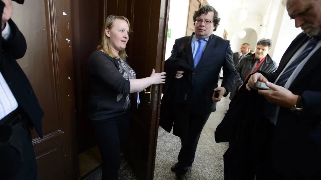 Alexandr Vondra při příchodu k soudu