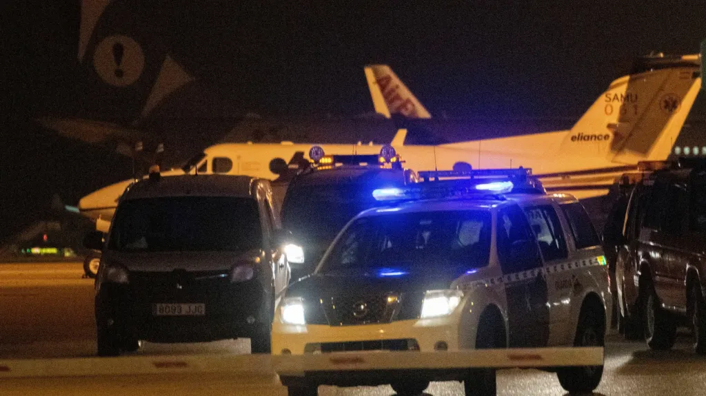 Policie hledala na letištní ploše uprchlé osoby