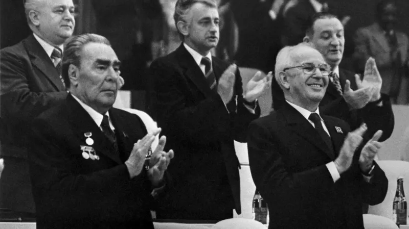 Generální tajemník ÚV KSSS Leonid Brežněv (vlevo) a prezident Československa Gustáv Husák na snímku z roku 1981