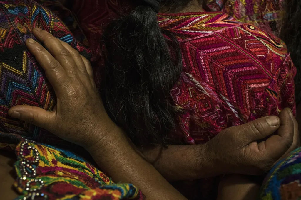 Fotograf žije v Guatemale již 13 let a pracoval jako dobrovolník v projektu Nápravy historické paměti. Vyslechl stovky příběhů Guatemalců a sám vidí tento fotografický projekt jako příspěvek k nápravě temné historie země a lidí s tím spojených