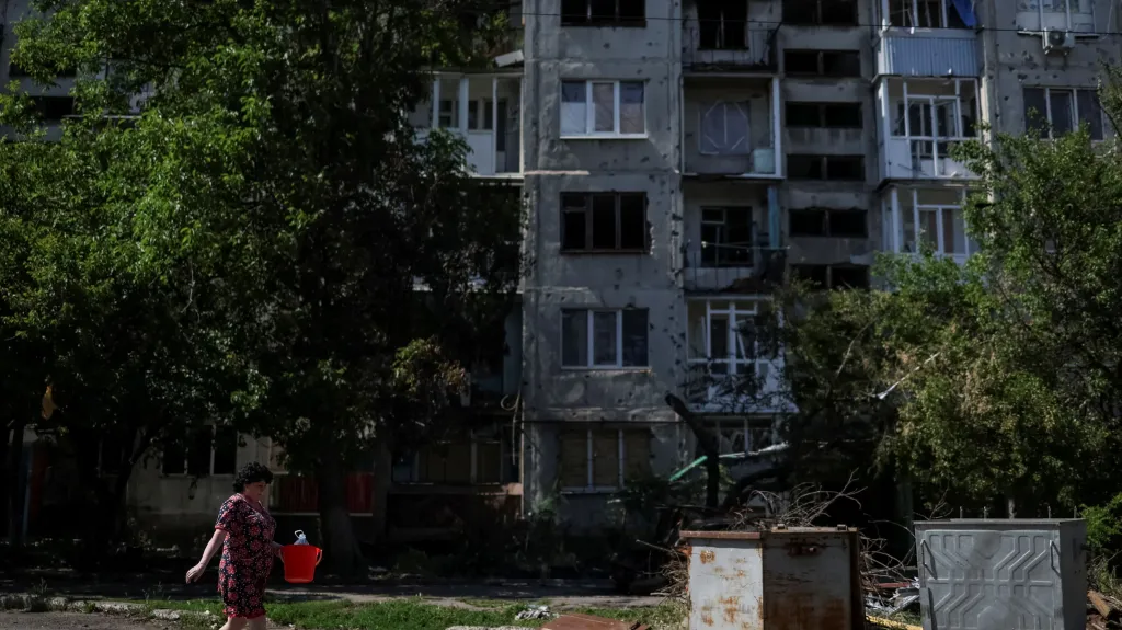 Obyvatelka Slovjansku jde pro vodu