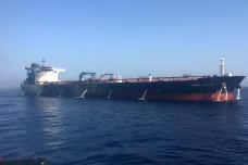 Na dva ropné tankery v Ománském zálivu zřejmě někdo zaútočil. USA ukázaly na Írán