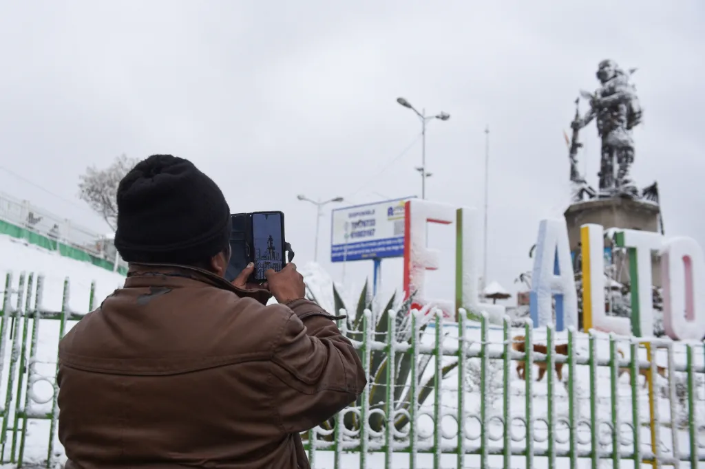 Silné sněžení v bolívijském městě El Alto