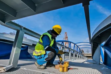 Stavbaři v Brně instalovali novou lávku přes řeku Svitavu