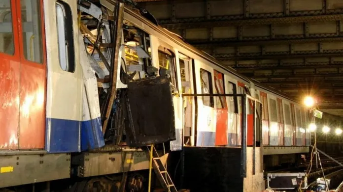 Poničené metro u stanice Aldgate