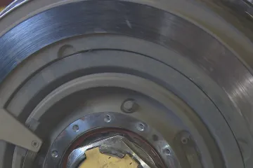 Po nehodách, kdy se za jízdy rozpadla kola, musí dopravní podnik zkontrolovat všechny své nové tramvaje