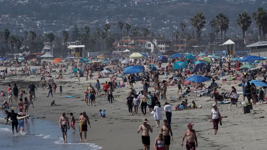 Davy lidí na pláži v kalifornském San Diegu