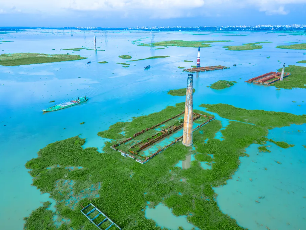 Cihláři z bangladéšského Savaru zachraňují během záplav nevypálené cihly, které by se ve vodě rychle rozpadly