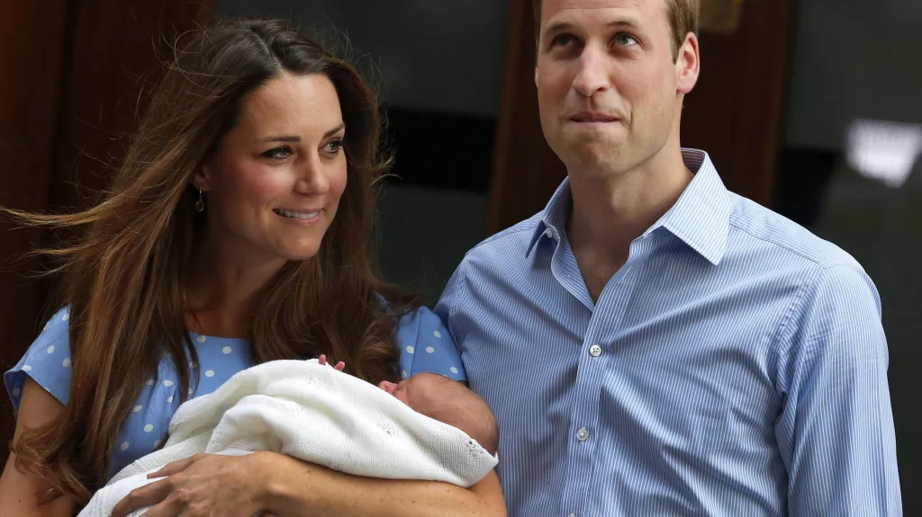 Kate a William ukazují syna veřejnosti