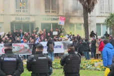 Francouzští starostové čelí hrozbám a útokům krajní pravice. Té vadí azylová centra