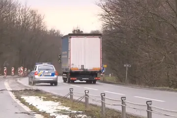 Řidiči kamionů nedbají dopravních zákazů. Projíždějí uzavřenými silnicemi na Ostravici a u Nového Jičína