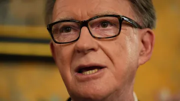 Odvolaný britský velvyslanec v USA Peter Mandelson na snímku z února 2025