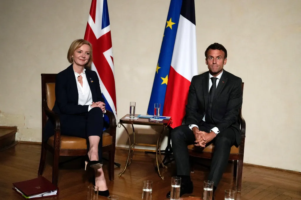 Trussová a francouzský prezident Emmanuel Macron během neformálního summitu v Praze (6. říjen 2022)