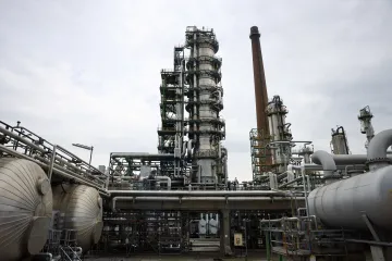 Ukrajina zasáhla jednu z největších rafinerií v Rusku