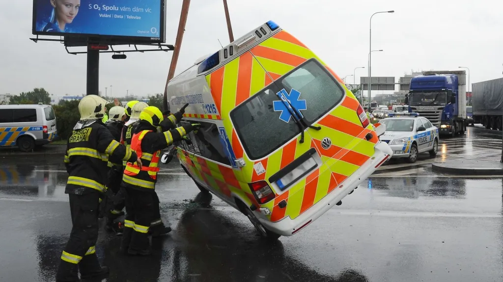 Sanitka po střetu s autem skončila na boku