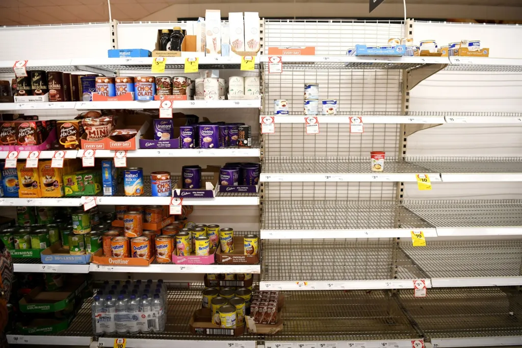 Na mnoha místech je problém ze zásobováním potravinami. Snímek je z obchodu v Batemans Bay, kde lidé vykoupili všechny zásoby mléčných výrobků a pečiva