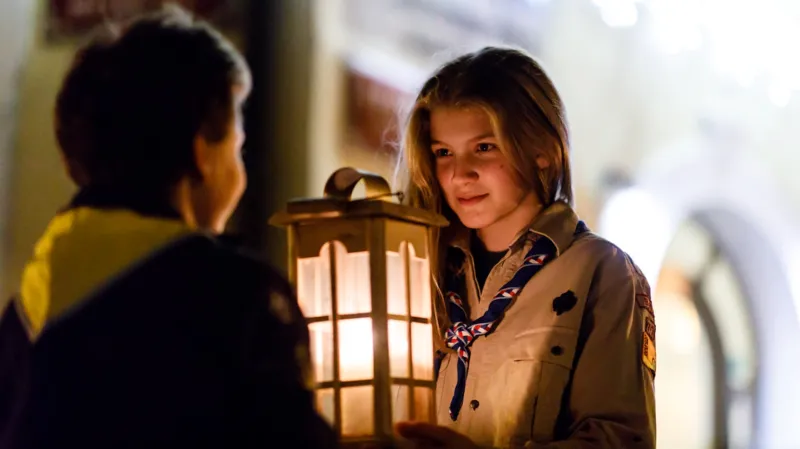 Skauti rozvážejí Betlémské světlo