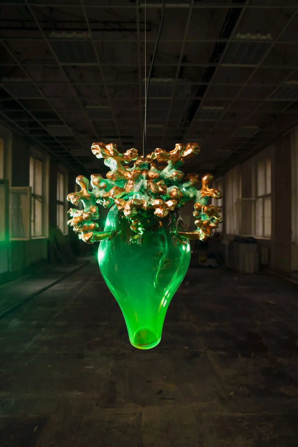 Tadeáš Podracký, svítidlo Abiogenesis (Designblok Cosmos), objekty pro výstavu The Bloom of Bones (Galerie Kuzebauch) a Thistle Stool