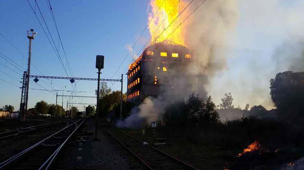 Požár bývalého sila u nádraží ve Svitavách
