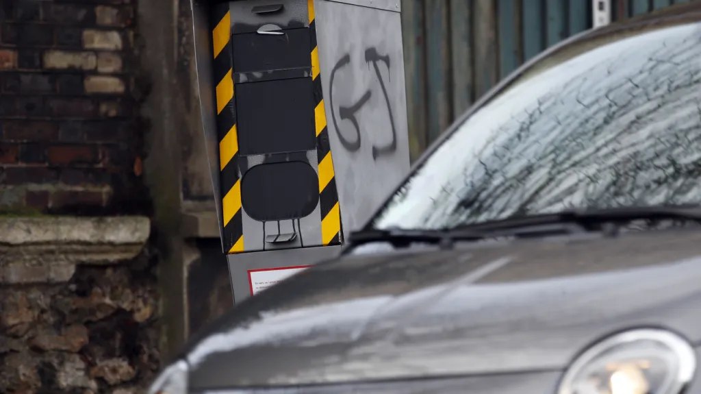 Vandaly poničený radar u Paříže