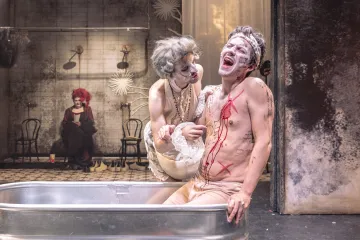 Marat a Sade se přou o svobodu. „Divadlo bláznů“ získalo s válkou na Ukrajině nový význam