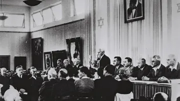 Když 14. května (den před vypršením britského mandátu v Palestině) britští vojáci opustili Jeruzalém, rozhodlo se židovské vedení vyhlásit nezávislost. Slavnostní Prohlášení nezávislosti přečetl v 16 hodin v Tel Avivu David Ben Gurion. Mezinárodního uznání se Státu Izrael vzápětí dostalo od USA i SSSR.