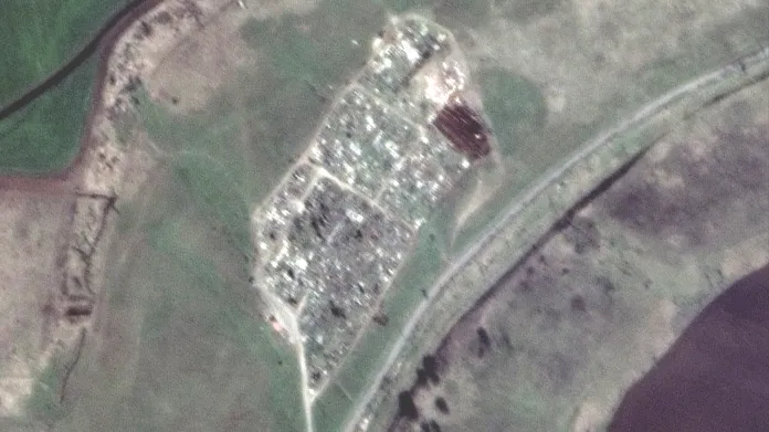 Satelitní snímek ukazuje nové příkopy na hřbitově u Mariupolu