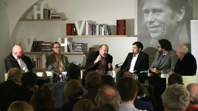 Zleva imám Omič, orientalista Ostřanský, teolog Halík, moderátor Sacher, novinář Tabery a poltiolog Rupnik