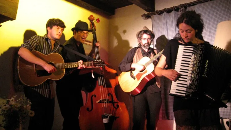 Les Poissons Voyageurs na festivalu v Toulhouët