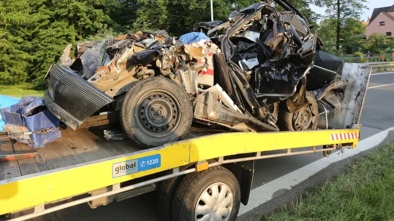 Vrak auta po nárazu kamionu