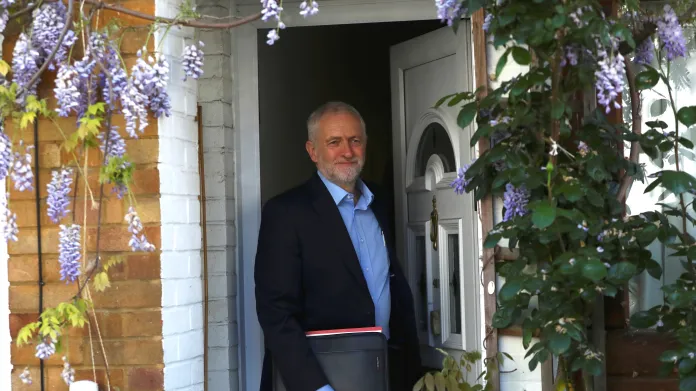 Lídr labouristů Jeremy Corbyn vychází ze svého bytu